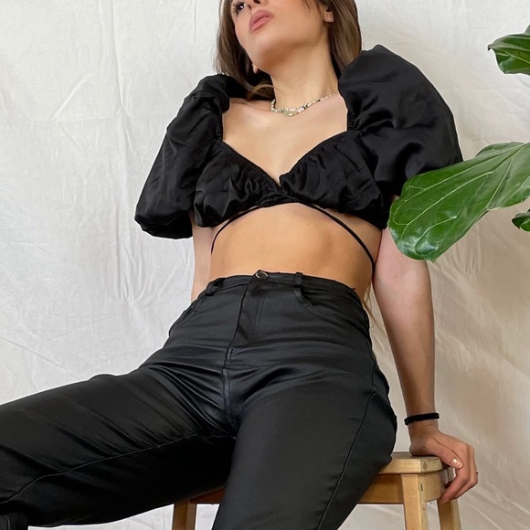 Puff Sleeve Cropped black Blouse NWT Adjustable Under-Bust Straps
Nasty Gal - Picture 7 of 9